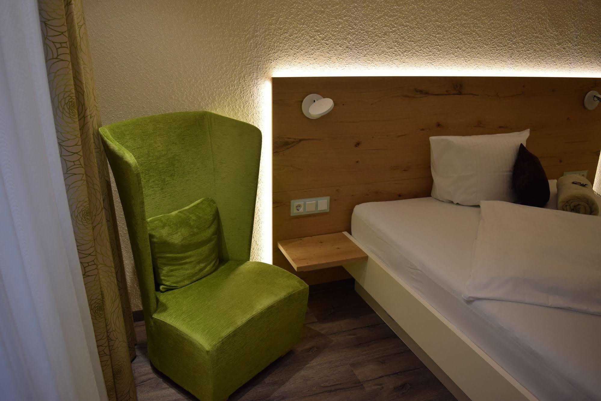 Hotel Zum Rosengarten ดาร์มชตัดต์ ภายนอก รูปภาพ