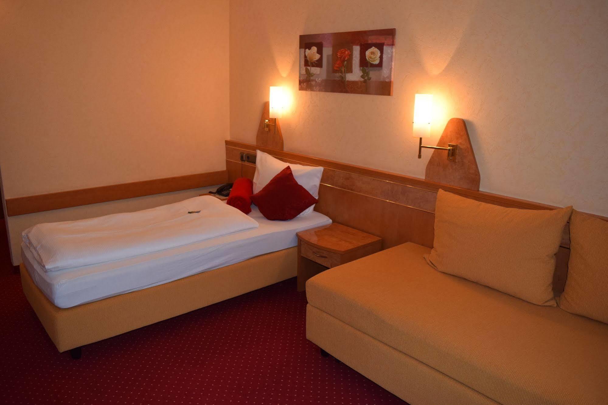 Hotel Zum Rosengarten ดาร์มชตัดต์ ภายนอก รูปภาพ